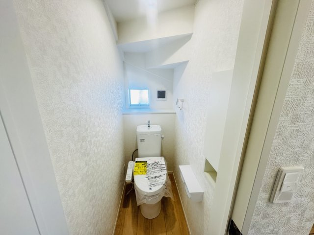 【トイレ】 | 新築　桐生市天神町第2　クレイドルガーデン　１号棟 | 現地写真　節水タイプのウォシュレット付きトイレ、水道料節約に一役買います！							
