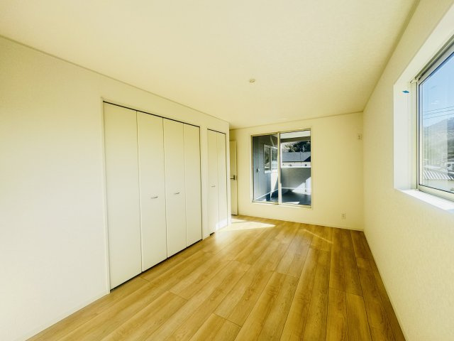 【洋室】 | 新築　桐生市天神町第2　クレイドルガーデン　１号棟 | 現地写真　二面採光で明るく風通しの良い2階洋室♪					
