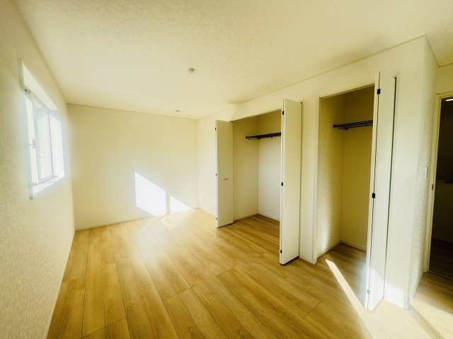 新築　桐生市天神町第2　クレイドルガーデン　１号棟の収納|現地写真　それぞれのお部屋に収納スペースがあるのでお片付け上手で室内もスッキリ♪							
						
