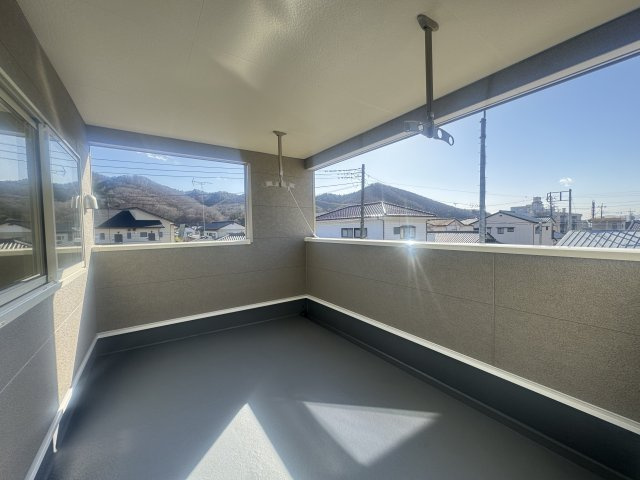 【バルコニー】 | 新築　桐生市天神町第2　クレイドルガーデン　１号棟 | 現地写真　日当たりの良いバルコニーは気持ちよく洗濯物が干せます♪							
							
					
　　