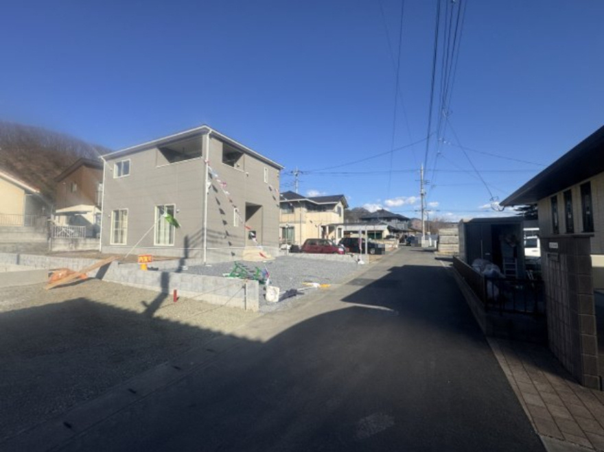 新築　桐生市天神町第2　クレイドルガーデン　１号棟の前面道路含む現地写真|東側接道幅員約4ｍ