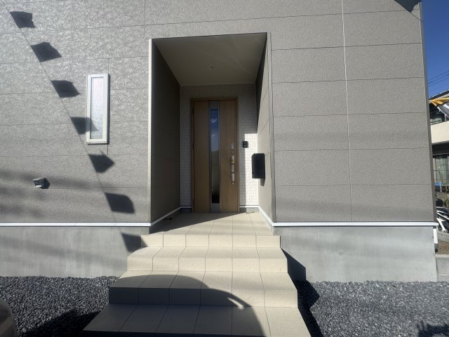 【玄関】 | 新築　桐生市天神町第2　クレイドルガーデン　１号棟 | 現地写真　TVモニター付きドアホンでセキュリティも安心です！
