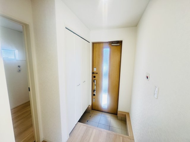 新築　桐生市天神町第2　クレイドルガーデン　１号棟の玄関|現地写真　３０足以上収納できる下駄箱、狭い玄関もスッキリ使用できます。							
