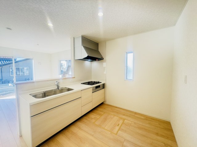 【キッチン】 | 新築　桐生市天神町第2　クレイドルガーデン　１号棟 | 現地写真　間口2550ｍｍで作業スペースも広々！換気扇も汚れが付きにくくお掃除がし易い設計です♪
