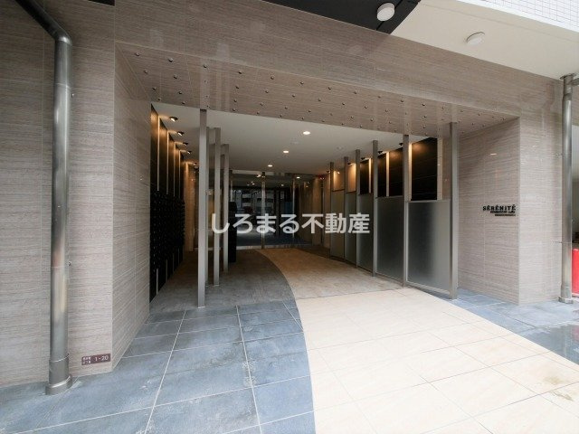SERENiTE本町refletのエントランス