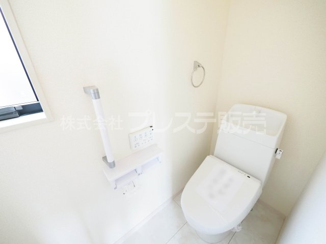 奈良市押熊町の新築一戸建 全５区画 ２のトイレ|現地写真（１号地トイレ）温水洗浄便座を標準装備！