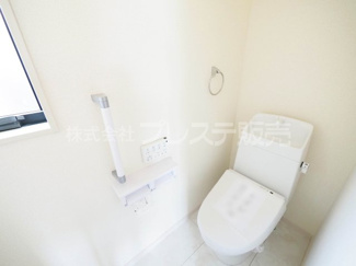 【トイレ】 | 奈良市押熊町の新築一戸建 全５区画 ２ | 現地写真（１号地トイレ）温水洗浄便座を標準装備！