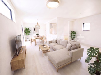 【居間・リビング】 | 奈良市押熊町の新築一戸建 全５区画 ２ | 現地写真（１号地リビング）ＬＤＫは広々２４帖！