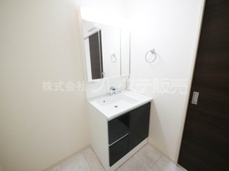 【洗面所】 | 奈良市押熊町の新築一戸建 全５区画 ２ | 現地写真（１号地洗面）シャワー付き洗面化粧台