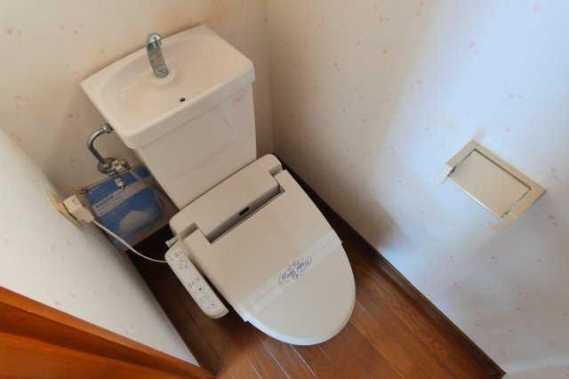 【トイレ】 | 谷部貸家 | 温水洗浄便座付。