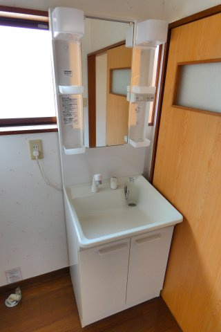 【独立洗面台】 | 谷部貸家 | 便利なシャワー付き洗面台完備。