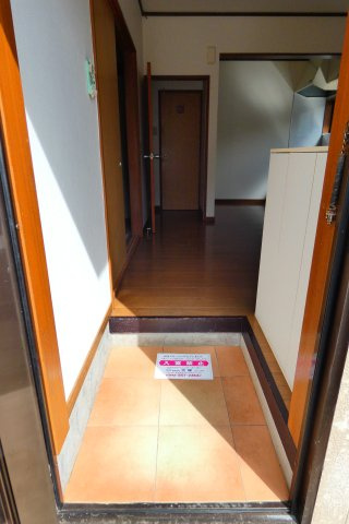 【玄関】 | 谷部貸家 | シューズボックスのある玄関です