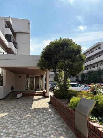 三鷹市下連雀８丁目の中古マンションのエントランス