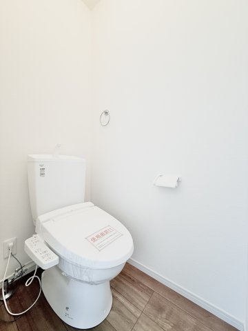 中央区雄踏　1期　全3棟のトイレ|トイレは各階に設置されており、忙しい朝の時間帯もスムーズに使用可能です。