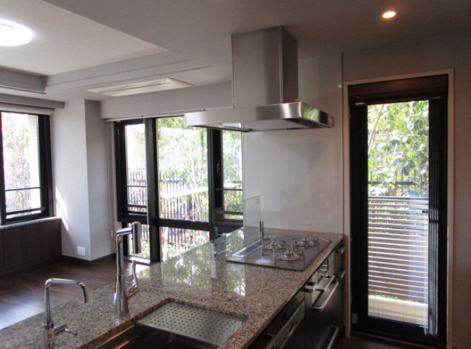 グランドメゾン山芦屋のキッチン|キッチンからバルコニーに出られます