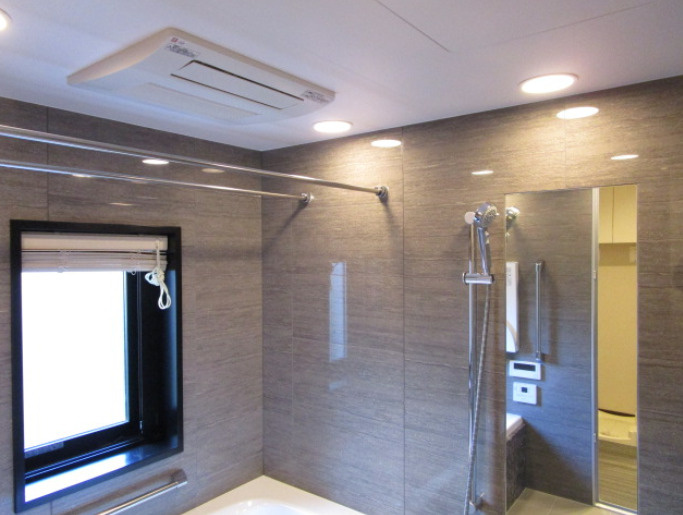 グランドメゾン山芦屋の浴室|浴室には窓があります　浴室乾燥機付き