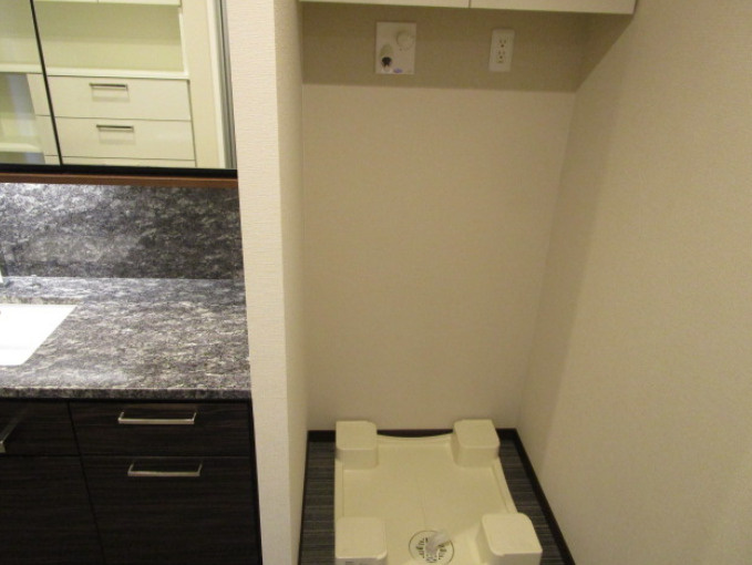 グランドメゾン山芦屋の洗面所|洗面台カウンタートップに天然御影石採用