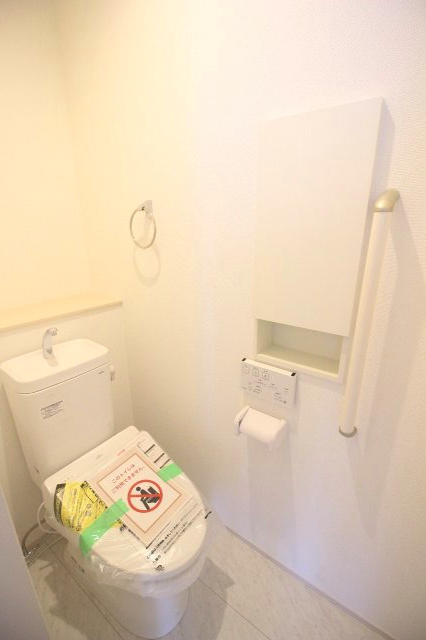 グラファーレ　下野市仁良川　2期　2号棟のトイレ|シンプルで清潔感のあるトイレ空間。収納付きでトイレットペーパーや掃除用品もすっきり収まります。独立した空間なので、落ち着いて使えるのも嬉しいですね。