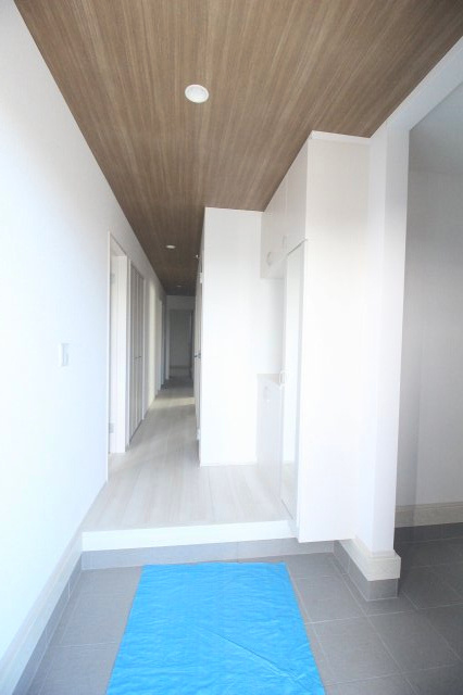 グラファーレ　下野市仁良川　2期　2号棟の玄関|奥行きのある玄関ホールは、視線が抜けてすっきりとした印象。帰宅時も圧迫感がなく、来客を気持ちよく迎えられます。室内へと続く動線もスムーズです。