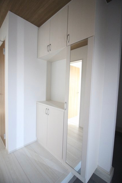 グラファーレ　下野市仁良川　2期　2号棟の玄関|収納力のあるシューズボックスで、家族分の靴もすっきり整理可能。扉付きなので生活感を抑えられ、玄関をきれいに保てます。毎日の出入りが気持ちよくなりますね。