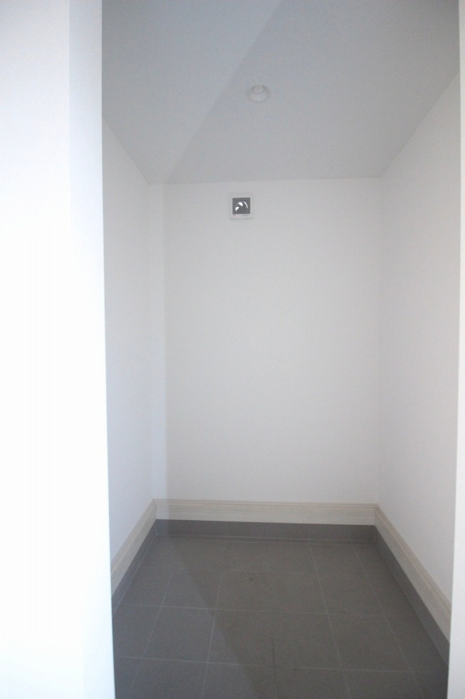 グラファーレ　下野市仁良川　2期　2号棟の玄関|ベビーカーやアウトドア用品も収納できるシューズインクローク。玄関まわりが散らかりにくく、家族の荷物をまとめて管理できます。使い勝手の良さが光る空間です。