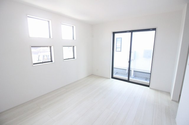 グラファーレ　下野市仁良川　2期　2号棟の寝室|東側7帖の主寝室は、朝日が心地よく入る明るい空間。掃き出し窓付きで開放感があり、ベッドを置いてもゆとりのある広さです。落ち着いて過ごせる寝室にぴったりです。