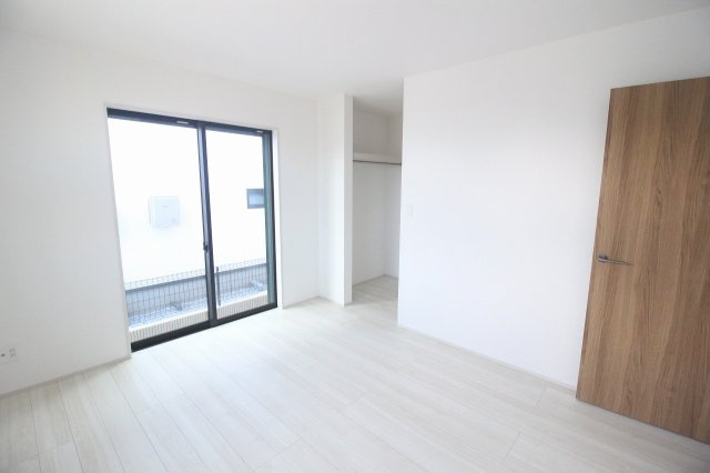 グラファーレ　下野市仁良川　2期　2号棟の寝室|白を基調とした室内は、家具や寝具を選ばずコーディネートしやすい印象。窓配置のバランスも良く、風通しの良さも感じられる使い勝手の良い主寝室です。