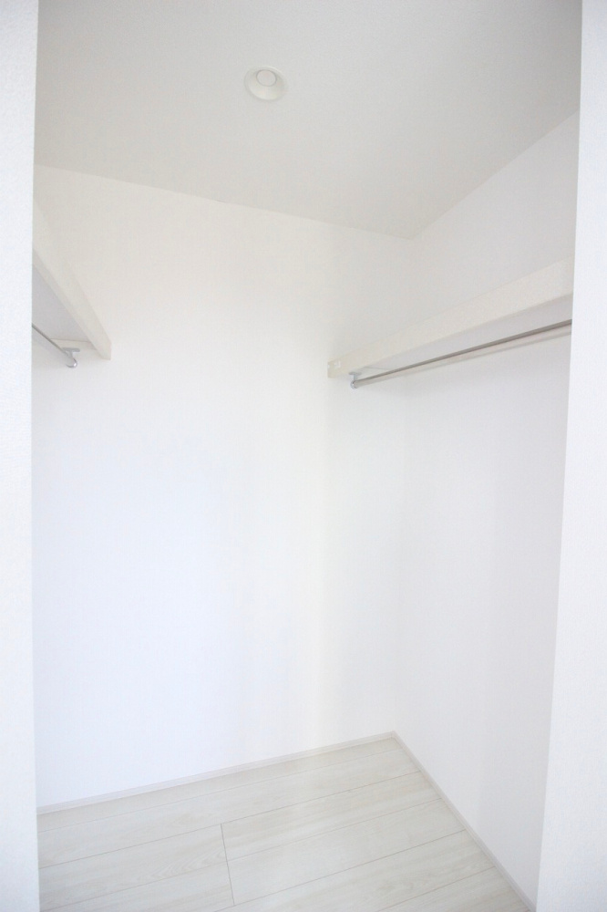 グラファーレ　下野市仁良川　2期　2号棟の収納|主寝室に隣接したウォークインクローゼット。衣類をまとめて収納でき、朝の身支度もスムーズです。ハンガーパイプ付きで、季節ごとの整理もしやすい空間です。