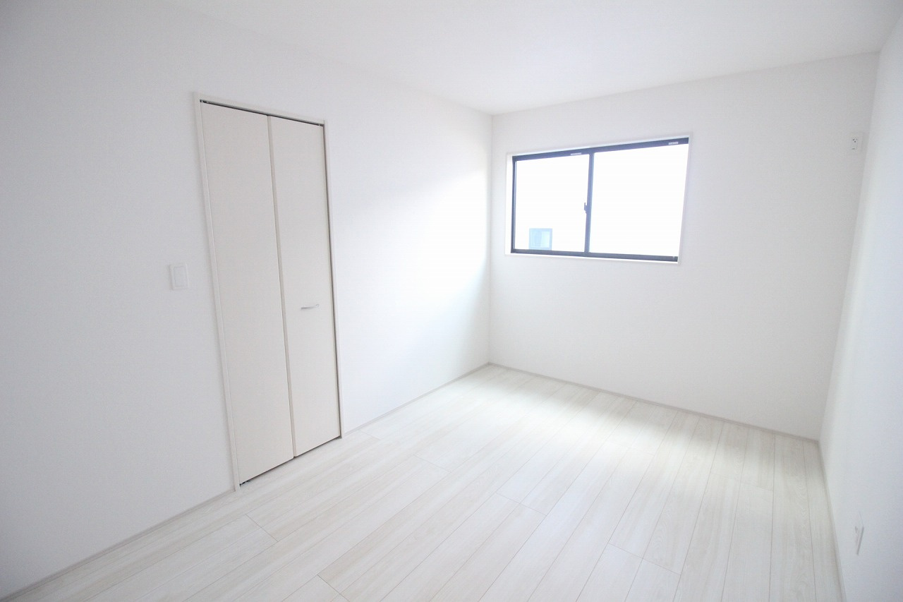 グラファーレ　下野市仁良川　2期　2号棟の洋室|南側6帖の洋室は、明るい日差しがたっぷり入る心地よい空間。シンプルな内装で、子供部屋や趣味部屋など用途に合わせて使いやすい一室です。
