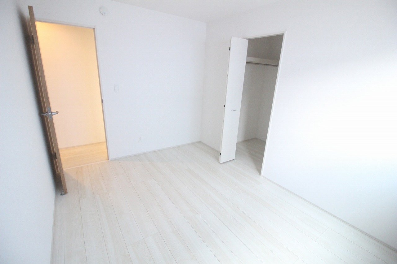 グラファーレ　下野市仁良川　2期　2号棟の洋室|ウォークインクローゼット付きの洋室で、収納力が魅力。お部屋をすっきり使えるので、ベッドやデスクを置いてもゆとりのある空間が保てます。生活スタイルに合わせたレイアウトもしやすいお部屋です。