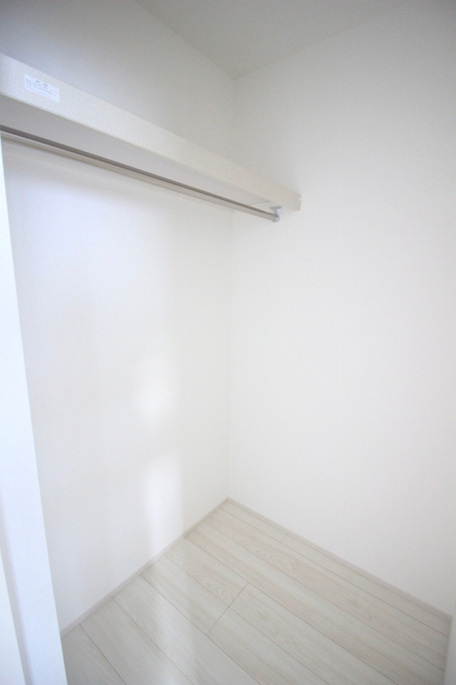 グラファーレ　下野市仁良川　2期　2号棟の収納|南側洋室のウォークインクローゼット。衣類や季節物をまとめて収納でき、部屋をすっきり使えます。ハンガーパイプ付きで整理もしやすいのが魅力です。