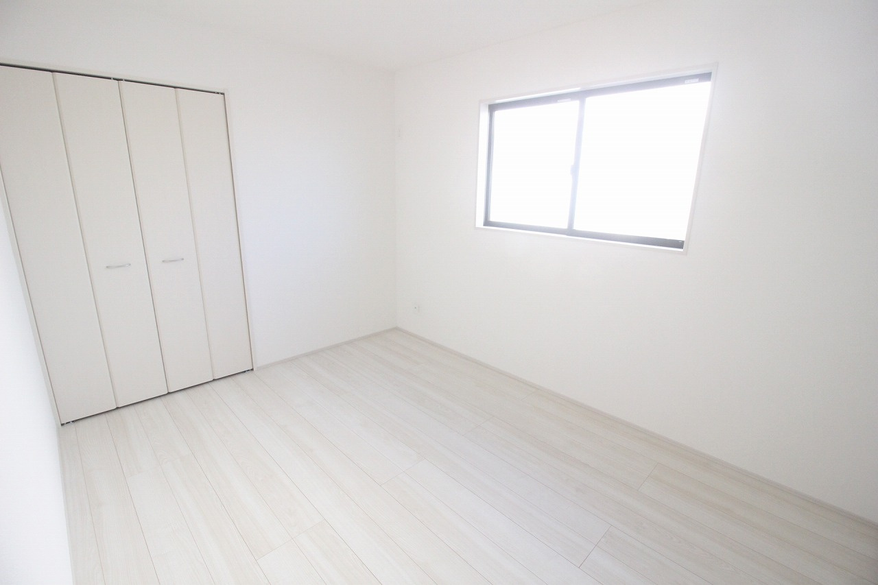 グラファーレ　下野市仁良川　2期　2号棟の子供部屋|北側6帖の子ども部屋は、落ち着いた明るさで勉強や就寝に集中しやすい空間。家具配置もしやすく、成長に合わせて使い方を変えやすいシンプルな間取りです。