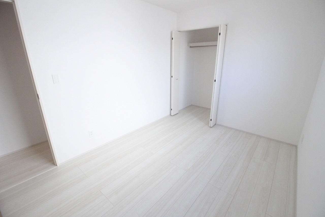 グラファーレ　下野市仁良川　2期　2号棟の子供部屋|北側6帖の子ども部屋にも収納付き。衣類や学用品をまとめて収納でき、居室をすっきり保てます。片付け習慣も身につきやすいのが嬉しいポイント。