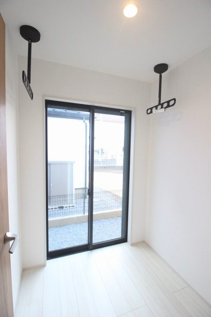 グラファーレ　下野市仁良川　2期　2号棟のその他|サンルームは室内干しに便利な明るい空間。天候を気にせず洗濯ができ、花粉や雨の日でも安心です。家事動線を考えた配置も嬉しいポイント。