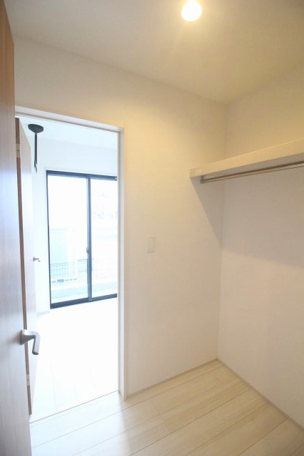 グラファーレ　下野市仁良川　2期　2号棟の収納|サンルーム横に配置されたファミリークローゼット。洗う・干す・しまうが一か所で完結し、毎日の洗濯がぐっとラクになります。家族共有で使いやすい収納です。