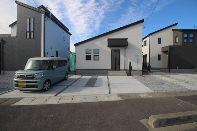 グラファーレ　下野市仁良川　2期　2号棟の駐車場|並列で駐車しやすいゆとりある駐車スペース。出入りがスムーズで、毎日の車の出し入れも安心です。来客時や将来の複数台利用にも対応しやすい配置です。