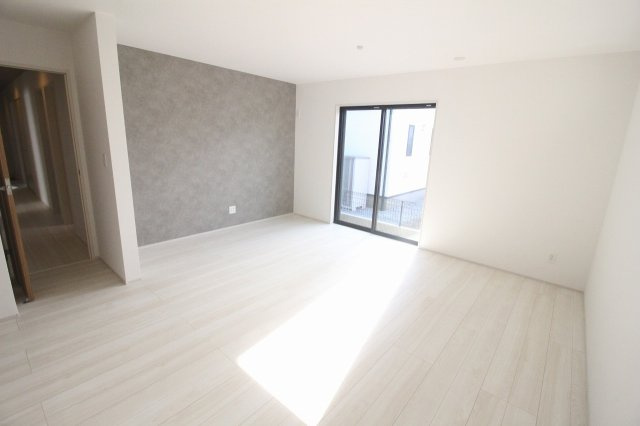 グラファーレ　下野市仁良川　2期　2号棟の居間・リビング|アクセントクロスが映えるLDKは、シンプルながらもメリハリのある印象。掃き出し窓から光が入り、日中は照明いらず。家具配置もしやすい使い勝手の良い空間です。