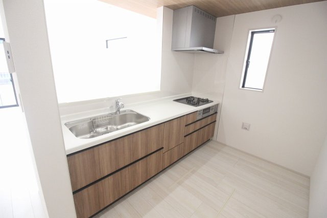 グラファーレ　下野市仁良川　2期　2号棟のキッチン|LDKとつながる対面キッチン。作業スペースが広く、毎日の料理もスムーズです。収納力もあり、見た目はすっきり。家族と会話を楽しみながら家事ができるのが嬉しいポイント！