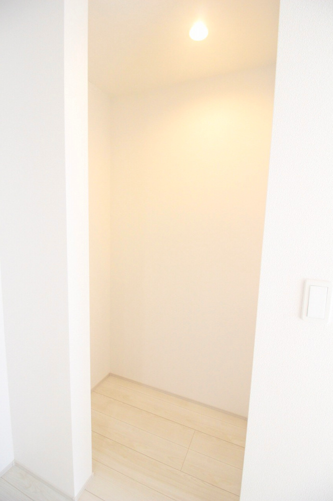 グラファーレ　下野市仁良川　2期　2号棟のキッチン|キッチン横にあるパントリーは、食品や日用品のストックに便利。可動棚で収納量を調整でき、買い置き派のご家庭にも重宝します。生活感を隠せるのも魅力です。