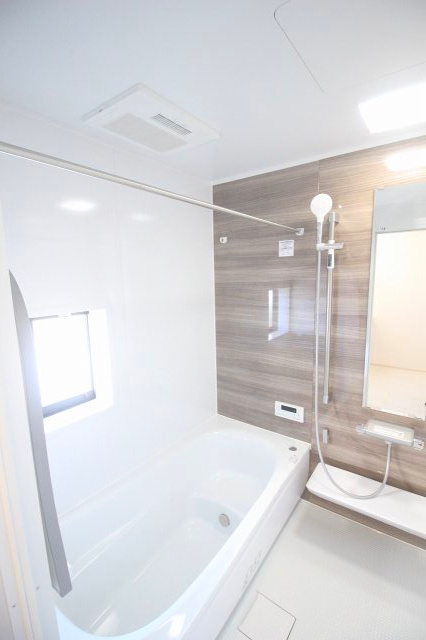 グラファーレ　下野市仁良川　2期　2号棟の浴室|木目調パネルで落ち着いた雰囲気の浴室。ゆったりとした浴槽で一日の疲れをしっかりリフレッシュできます。窓付きで換気もしやすく、清潔感を保ちやすいのも嬉しいポイント！