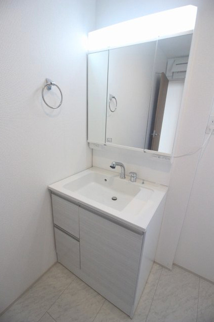 グラファーレ　下野市仁良川　2期　2号棟の独立洗面台|三面鏡付きの洗面化粧台は収納力も◎。洗面ボウルまわりがすっきり片付き、朝の身支度もスムーズです。明るく清潔感のある空間で毎日気持ちよく使えます。