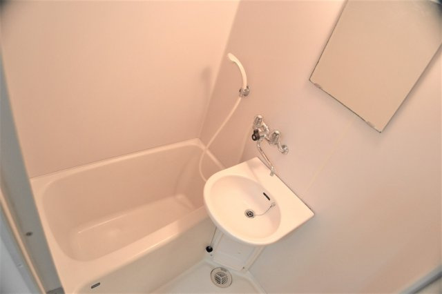 コーポ薫【キャッシュバック対象】の浴室|落ち着いた空間のお風呂です