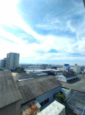 【展望】 | グラン・ドムール北野田 | 12階建ての4階部分！陽当たり良好な南東向きバルコニーが備わり、大きなお布団も太陽光でホカホカに乾かせそうですね。