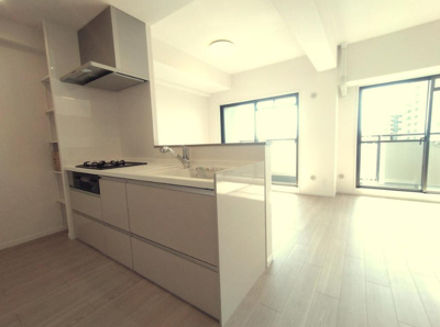 【キッチン】 | グラン・ドムール北野田 | スライド式収納やキッチン横にも収納棚を設けました！収納豊富なキッチンは調理スペースを広くお使いいただけます。