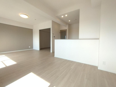 【居間・リビング】 | グラン・ドムール北野田 | ご家族が集うLDKは、木目調のフローリングが柔らかな印象を与えてくれています。内覧・お問い合わせはお気軽にどうぞ！