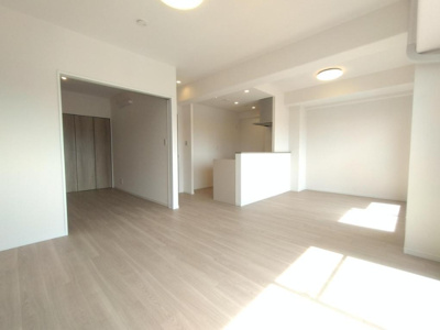 【居間・リビング】 | グラン・ドムール北野田 | リビングに洋室が隣接。引き戸仕様の扉は大きく開放が可能！2部屋が繋がり、開放感溢れる憩いの空間が実現します。