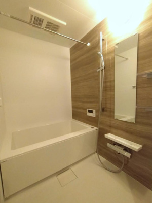 【浴室】 | グラン・ドムール北野田 | 一日の終わりに、ご家族で湯船に浸かって疲れをリフレッシュ！雨の日のお洗濯にも嬉しい、浴室乾燥機搭載のバスルームです。