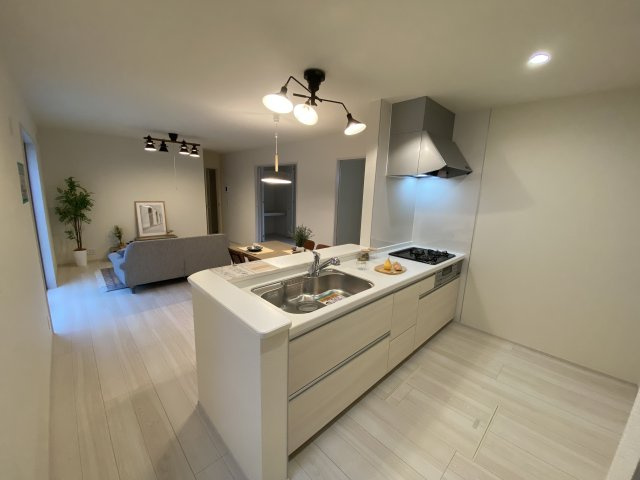 【双葉郡広野町／2号棟】　あると嬉しい家電プレゼントキャンペーのキッチン|同施工◆キッチンの写真です◆
料理好きな人必見♪キッチンスペース広々！
対面式キッチンですので、お食事の準備をしながらご家族との会話を楽しめます☆

