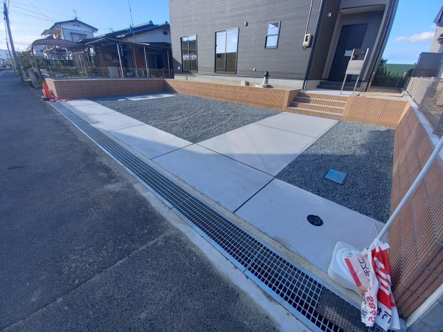 【双葉郡広野町／2号棟】　あると嬉しい家電プレゼントキャンペーの駐車場|同施工◆カースペースの写真です◆
カースペースが広々としておりますので、急な来客にも対応できますね♪
車を停めていない時はお子様が外で遊ぶスペースとしても活用できそうです。

