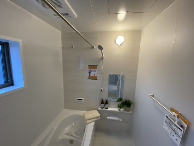 【双葉郡広野町／2号棟】　あると嬉しい家電プレゼントキャンペーの浴室|同施工◆ユニットバスの写真です◆　毎日の疲れを癒す広々とした浴室は、足を伸ばしてゆっくりとくつろげます♪　好きな音楽を聴いたり、動画を見たり、半身浴をして　自分だけの癒し時間が楽しめますね！